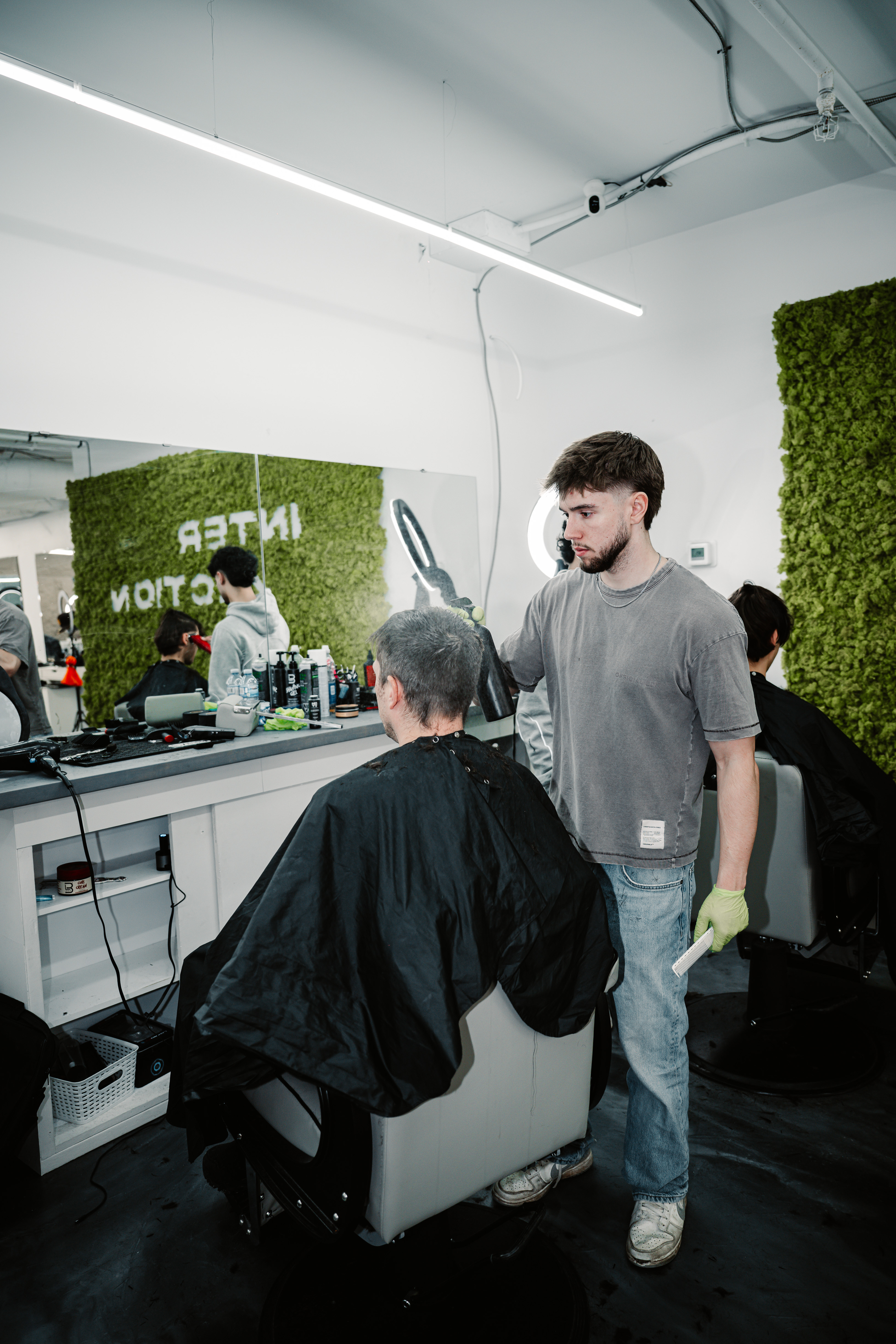 Détail d'une coupe chez Intersection Barbershop